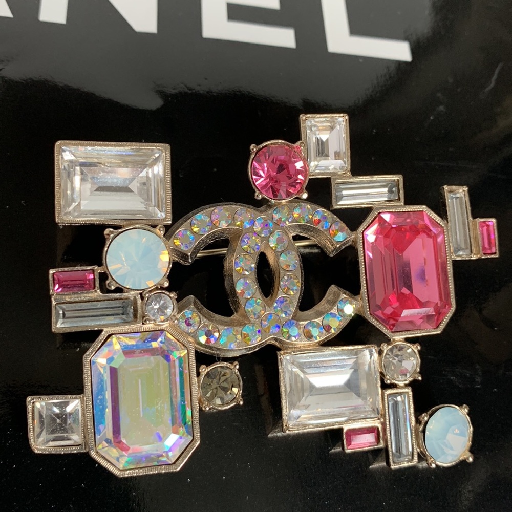 CHANEL NWT Hot Pink 💕 Swarovski Gripoix Gold Crystal Gems Stones CC Pin Brooch